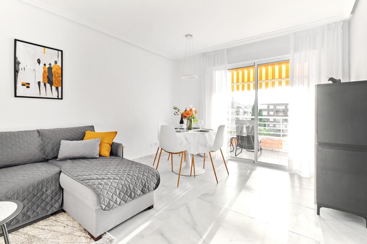 Lovely Sunny Apartment With Shared Pool And Private Parking Torrevieja Eksteriør billede
